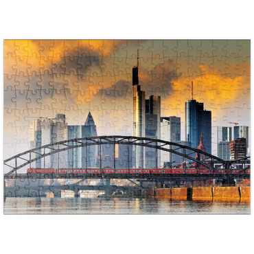 Darstellung des Puzzle Motivs puzzleplate Skyline von Frankfurt und Deutschherrnbrücke im Abendlicht 200 Puzzle