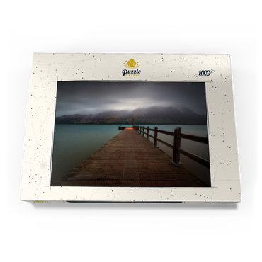 Darstellung des Puzzle Motivs Glenorchy Wharf – Moody Twilight over Lake Wakatipu 1000 Puzzle Schachtel Ansicht3