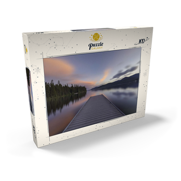 Darstellung des Puzzle Motivs Montana Lake Dock at Dusk – Serene Forest Reflections 100 Puzzle Schachtel Ansicht2