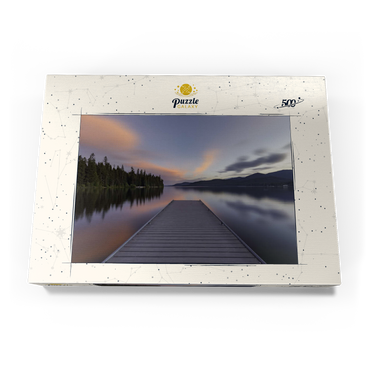 Darstellung des Puzzle Motivs Montana Lake Dock at Dusk – Serene Forest Reflections 500 Puzzle Schachtel Ansicht3