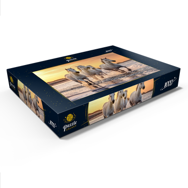 Darstellung des Puzzle Motivs Weiße Camargue Pferde galoppieren am Strand, Frankreich 1000 Puzzle Schachtel Ansicht1