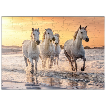 Darstellung des Puzzle Motivs puzzleplate Weiße Camargue Pferde galoppieren am Strand, Frankreich 100 Puzzle