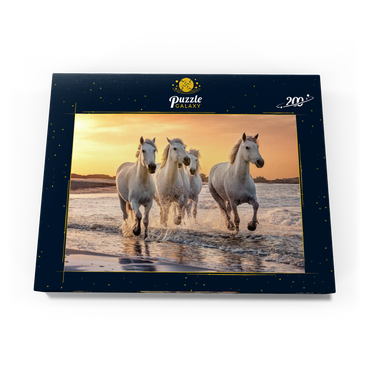 Darstellung des Puzzle Motivs Weiße Camargue Pferde galoppieren am Strand, Frankreich 200 Puzzle Schachtel Ansicht3