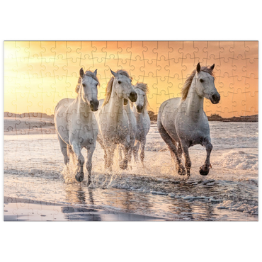 Darstellung des Puzzle Motivs puzzleplate Weiße Camargue Pferde galoppieren am Strand, Frankreich 200 Puzzle