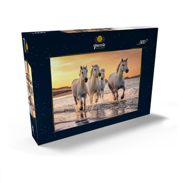 Darstellung des Puzzle Motivs Weiße Camargue Pferde galoppieren am Strand, Frankreich 500 Puzzle Schachtel Ansicht2