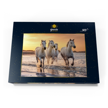 Darstellung des Puzzle Motivs Weiße Camargue Pferde galoppieren am Strand, Frankreich 500 Puzzle Schachtel Ansicht3