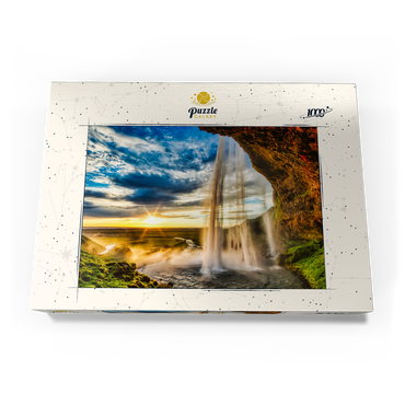 Darstellung des Puzzle Motivs Seljalandfoss-Wasserfall bei Sonnenuntergang, Island 1000 Puzzle Schachtel Ansicht3