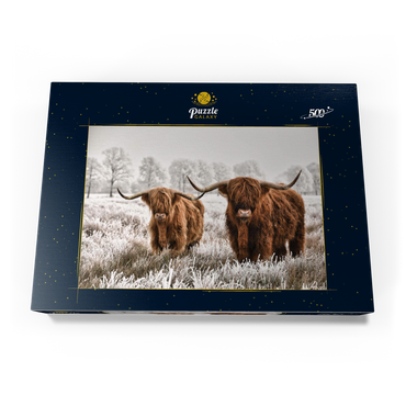 Darstellung des Puzzle Motivs Behaarte schottische Hochlandrinder in einer Winterlandschaft 500 Puzzle Schachtel Ansicht3