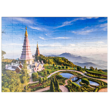 Darstellung des Puzzle Motivs puzzleplate Landschaft mit zwei Pagoden auf dem Gipfel des Inthanon-Bergs, Chiang Mai, Thailand 100 Puzzle