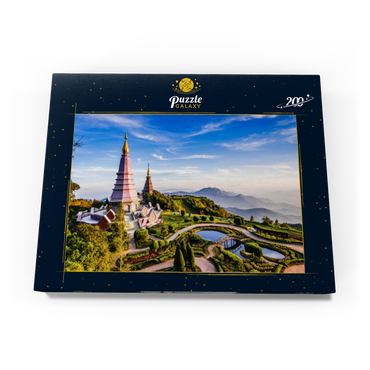 Darstellung des Puzzle Motivs Landschaft mit zwei Pagoden auf dem Gipfel des Inthanon-Bergs, Chiang Mai, Thailand 200 Puzzle Schachtel Ansicht3