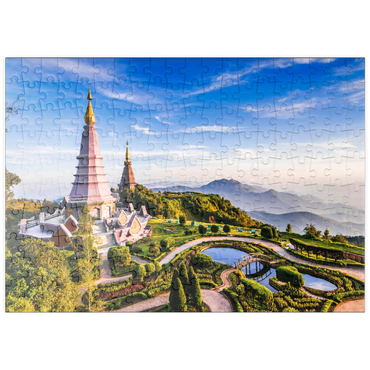 Darstellung des Puzzle Motivs puzzleplate Landschaft mit zwei Pagoden auf dem Gipfel des Inthanon-Bergs, Chiang Mai, Thailand 200 Puzzle