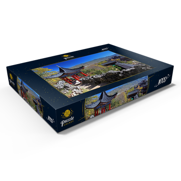 Darstellung des Puzzle Motivs Aussichtspavillon über der Residenz der Naxi Herrscher Mu in der Altstadt Dayan in Lijiang, Provinz Yunnan, China 1000 Puzzle Schachtel Ansicht1
