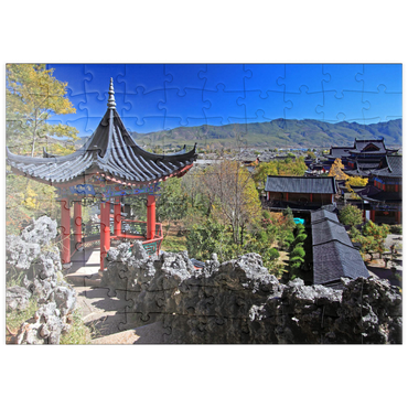 Darstellung des Puzzle Motivs puzzleplate Aussichtspavillon über der Residenz der Naxi Herrscher Mu in der Altstadt Dayan in Lijiang, Provinz Yunnan, China 100 Puzzle