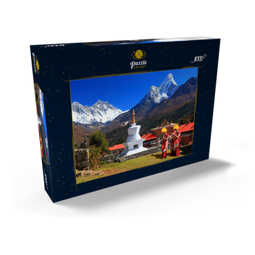 Darstellung des Puzzle Motivs Mönche vor der Stupa in der buddhistischen Klosteranlage Tengpoche gegen Mount Everest (8848m), Nepal 1000 Puzzle Schachtel Ansicht2