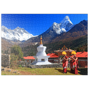 Darstellung des Puzzle Motivs puzzleplate Mönche vor der Stupa in der buddhistischen Klosteranlage Tengpoche gegen Mount Everest (8848m), Nepal 500 Puzzle
