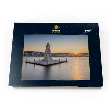 Darstellung des Puzzle Motivs Obelisk in der Bucht von Argostoli im Sonnenuntergang, Insel Kefalonia, Ionische Inseln, Griechenland 1000 Puzzle Schachtel Ansicht3