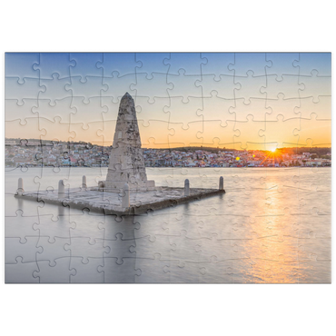 Darstellung des Puzzle Motivs puzzleplate Obelisk in der Bucht von Argostoli im Sonnenuntergang, Insel Kefalonia, Ionische Inseln, Griechenland 100 Puzzle
