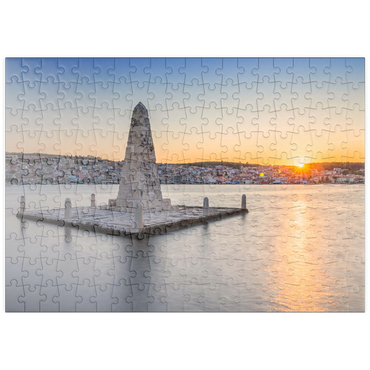 Darstellung des Puzzle Motivs puzzleplate Obelisk in der Bucht von Argostoli im Sonnenuntergang, Insel Kefalonia, Ionische Inseln, Griechenland 200 Puzzle