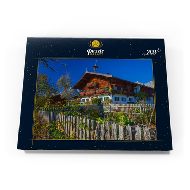 Darstellung des Puzzle Motivs Bauernhaus gegen Kaisergebirge (2344m), Reith bei Kitzbühel, Österreich 200 Puzzle Schachtel Ansicht3