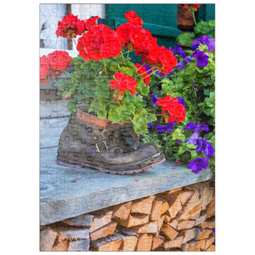 Darstellung des Puzzle Motivs puzzleplate Alter Wanderstiefel mit Geranien in Oberstdorf 200 Puzzle