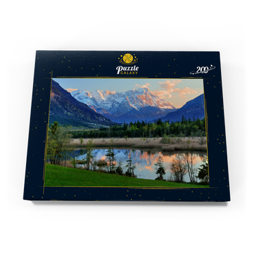 Darstellung des Puzzle Motivs Sieben Quellen im Loisachtal bei Eschenlohe gegen Zugspitzgruppe im Abendlicht 200 Puzzle Schachtel Ansicht3