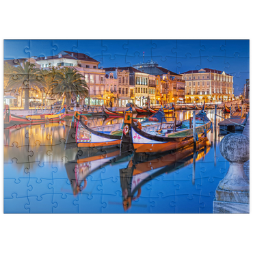 Darstellung des Puzzle Motivs puzzleplate Boote der moliceiros, der ehemaligen Tangfischer auf dem Kanal in der Universitätsstadt Aveiro 100 Puzzle