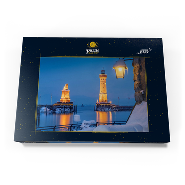 Darstellung des Puzzle Motivs Hafeneinfahrt mit Leuchtturm und Löwenstatue an einem Winterabend, Lindau 1000 Puzzle Schachtel Ansicht3