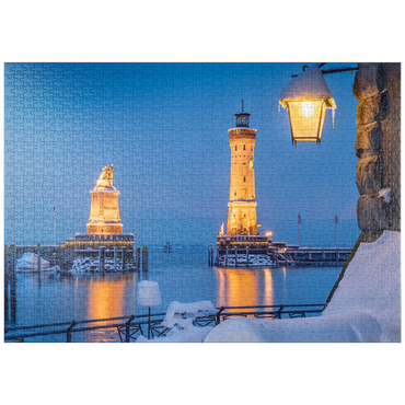 Darstellung des Puzzle Motivs puzzleplate Hafeneinfahrt mit Leuchtturm und Löwenstatue an einem Winterabend, Lindau 1000 Puzzle