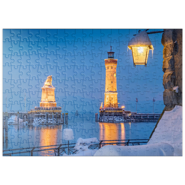 Darstellung des Puzzle Motivs puzzleplate Hafeneinfahrt mit Leuchtturm und Löwenstatue an einem Winterabend, Lindau 200 Puzzle