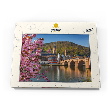 Darstellung des Puzzle Motivs Japanische Zierkirsche am Neckarufer mit Blick zur Heidelberger Altstadt und Alte Brücke 100 Puzzle Schachtel Ansicht3