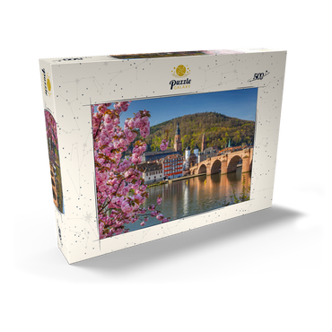 Darstellung des Puzzle Motivs Japanische Zierkirsche am Neckarufer mit Blick zur Heidelberger Altstadt und Alte Brücke 500 Puzzle Schachtel Ansicht2