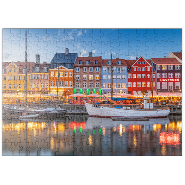 Darstellung des Puzzle Motivs puzzleplate Abend am Stichkanal Nyhavn im Stadtteil Frederiksstaden 200 Puzzle