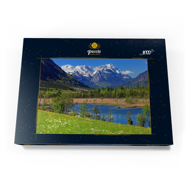 Darstellung des Puzzle Motivs Sieben Quellen im Loisachtal bei Eschenlohe gegen Zugspitzgruppe, Oberbayern 1000 Puzzle Schachtel Ansicht3