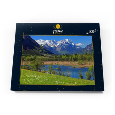 Darstellung des Puzzle Motivs Sieben Quellen im Loisachtal bei Eschenlohe gegen Zugspitzgruppe, Oberbayern 100 Puzzle Schachtel Ansicht3