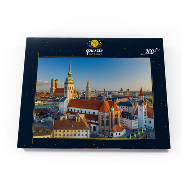 Darstellung des Puzzle Motivs Altstadt mit der Kirche Alter Peter, Frauenkirche, Rathaus am Marienplatz und Altes Rathaus 200 Puzzle Schachtel Ansicht3