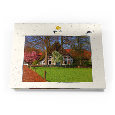 Darstellung des Puzzle Motivs Bauernhaus in Sauensiek, Niedersachsen, Deutschland 1000 Puzzle Schachtel Ansicht3
