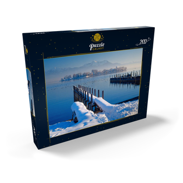 Darstellung des Puzzle Motivs Bootsanleger in Gstadt am Chiemsee mit Blick zur Fraueninsel gegen Hochgern 200 Puzzle Schachtel Ansicht2