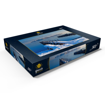 Darstellung des Puzzle Motivs Bootsanleger in Gstadt am Chiemsee mit Blick zur Fraueninsel gegen Hochgern 500 Puzzle Schachtel Ansicht1