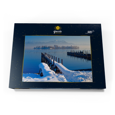 Darstellung des Puzzle Motivs Bootsanleger in Gstadt am Chiemsee mit Blick zur Fraueninsel gegen Hochgern 500 Puzzle Schachtel Ansicht3