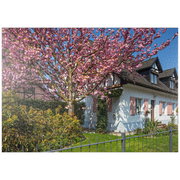 Darstellung des Puzzle Motivs puzzleplate Blühende Zierkirsche an einem Wohnhaus 1000 Puzzle