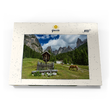 Darstellung des Puzzle Motivs Marterl am Rechten Leger gegen Grasleitengruppe und Valbonagruppe, Trentino-Südtirol, Italien 1000 Puzzle Schachtel Ansicht3