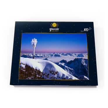 Darstellung des Puzzle Motivs Gipfelkreuz der Zugspitze gegen Bayerische- und Österreichische Alpen, Oberbayern, Bayern, Deutschland 100 Puzzle Schachtel Ansicht3