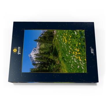 Darstellung des Puzzle Motivs Am Kreuzeck, Trollblumenwiese (Trollius europaeus) gegen Alpspitze mit Paraglider 1000 Puzzle Schachtel Ansicht3