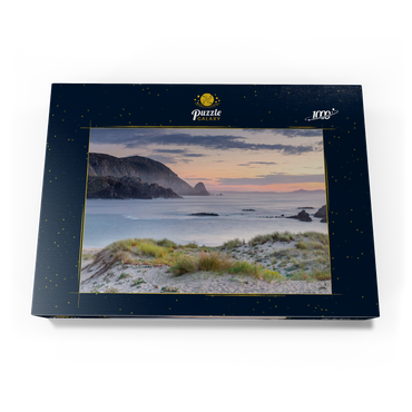 Darstellung des Puzzle Motivs Abend am Strand Praia de A Mouriillá bei Valdoviño 1000 Puzzle Schachtel Ansicht3