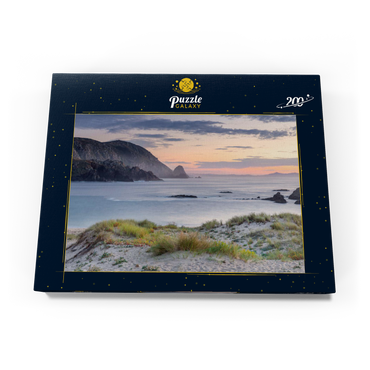 Darstellung des Puzzle Motivs Abend am Strand Praia de A Mouriillá bei Valdoviño 200 Puzzle Schachtel Ansicht3