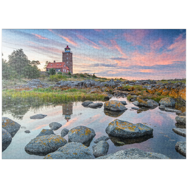 Darstellung des Puzzle Motivs puzzleplate Felsenküste am Svaneke Gamle Fyr, alter Leuchtturm bei Sonnenuntergang 1000 Puzzle