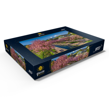 Darstellung des Puzzle Motivs Blühende Kirschbäume, Kirschblüte im Kurgarten von Berchtesgaden mit dem Watzmann 1000 Puzzle Schachtel Ansicht1