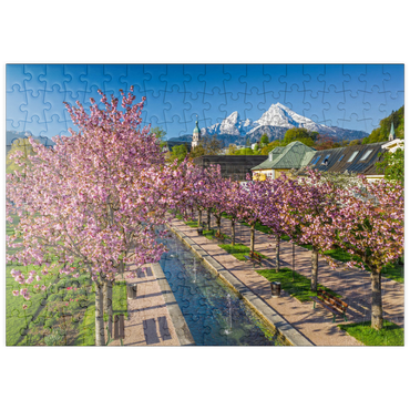 Darstellung des Puzzle Motivs puzzleplate Blühende Kirschbäume, Kirschblüte im Kurgarten von Berchtesgaden mit dem Watzmann 200 Puzzle