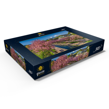 Darstellung des Puzzle Motivs Blühende Kirschbäume, Kirschblüte im Kurgarten von Berchtesgaden mit dem Watzmann 500 Puzzle Schachtel Ansicht1