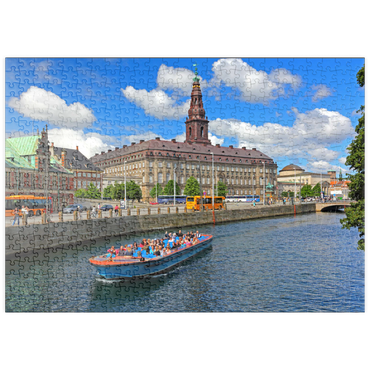 Darstellung des Puzzle Motivs puzzleplate Schloss Christiansborg auf der Insel Slotsholmen am Holmenskanal mit Rundfahrtboot, Kopenhagen, Dänemark 500 Puzzle